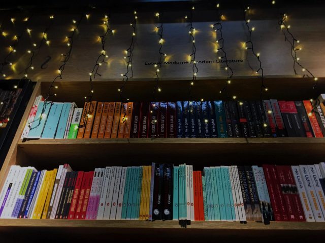 Ismail Kadare duke u dukur bukur!!!